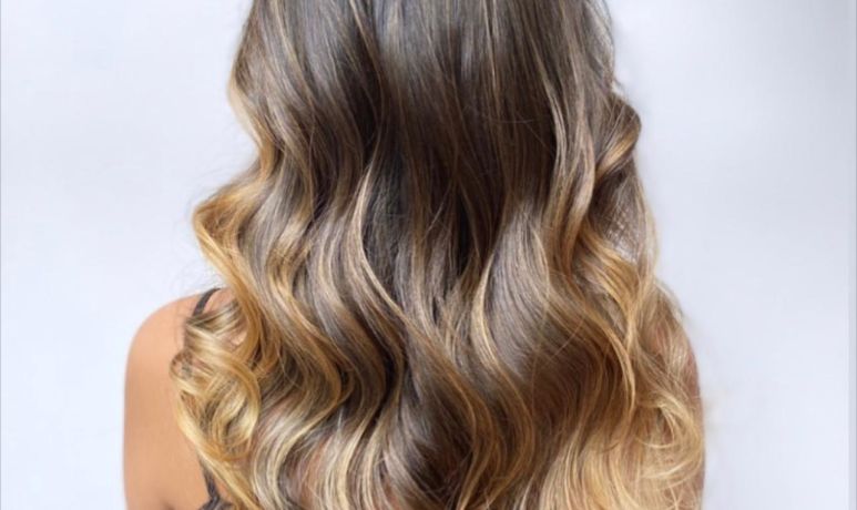 Ombré brun et blond aux ondulations souples