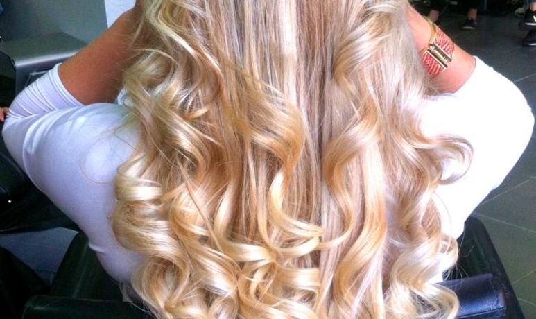 Cheveux blonds bouclés