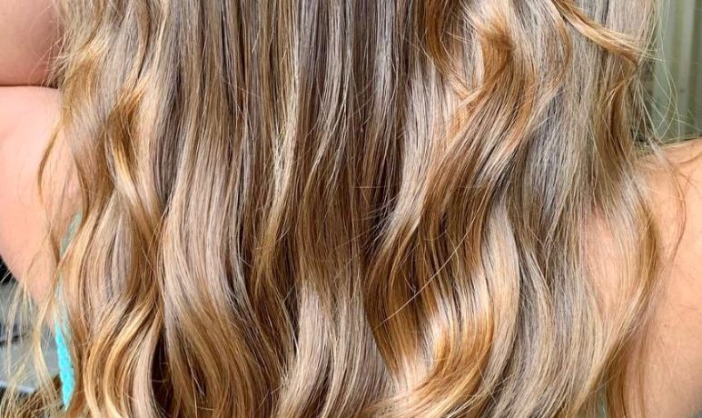 Mèches caramel sur cheveux bruns